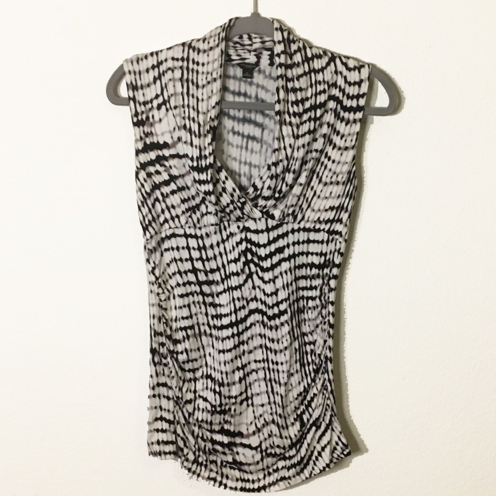 🔘Ann Taylor Black & White Print V Neck Ruched Top
